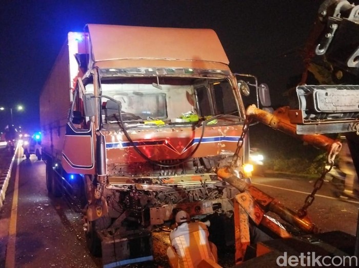 Truk terlibat kecelakaan di jalan Jogja-Solo Desa Jombor, Ceper, Kabupaten Klaten, Kamis (7/11/2024) malam.