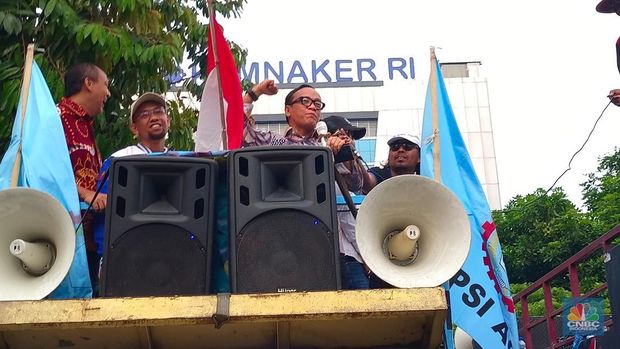 Usai audiensi selama 1 jam dengan elemen buruh, Wakil Menteri Ketenagakerjaan (Wamenaker) Immanuel Emenezer Gerungan menemui buruh yang berdemo di depan kantor Kemnaker, Kamis (7/11/2024). (CNBC Indonesia/Martyasari Rizky)