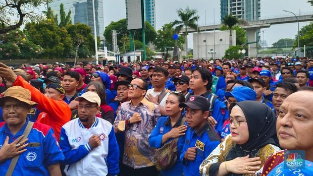 Usai audiensi selama 1 jam dengan elemen buruh, Wakil Menteri Ketenagakerjaan (Wamenaker) Immanuel Emenezer Gerungan menemui buruh yang berdemo di depan kantor Kemnaker, Kamis (7/11/2024). (CNBC Indonesia/Martyasari Rizky)