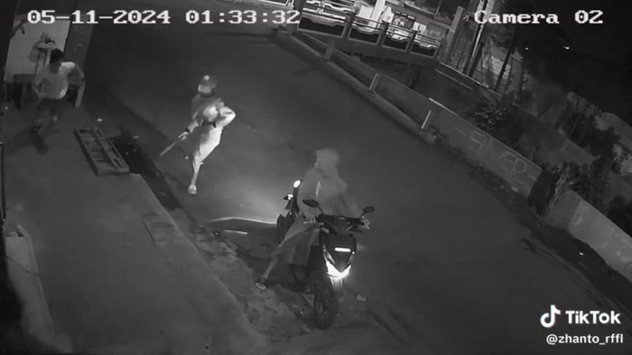 Video pria ayunkan sajam di Surabaya