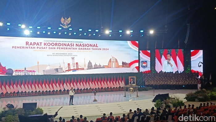 Wakil Presiden (Wapres) Gibran Rakabuming Raka menghadiri Rakornas Pemerintah Pusat dan Daerah di SICC, Bogor. (Rizky/detikcom).