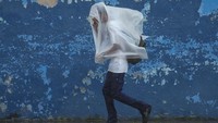 Berdasarkan laporan media Kuba, lebih dari 70.000 orang telah dievakuasi dari rumah mereka, terutama di Guantanamo di wilayah timur, tempat delapan orang tewas akibat Badai Oscar bulan lalu.