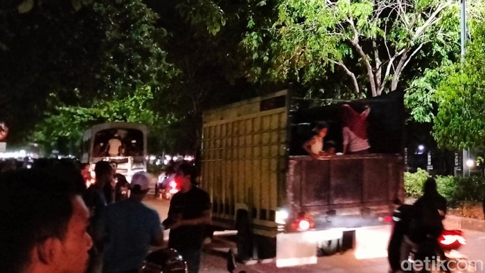 Warga mengusir 152 imigran Rohingya yang berada dalam lima truk di depan Kantor Kanwil Kemenkumham Aceh. (Foto: Agus Setyadi/detikSumut).