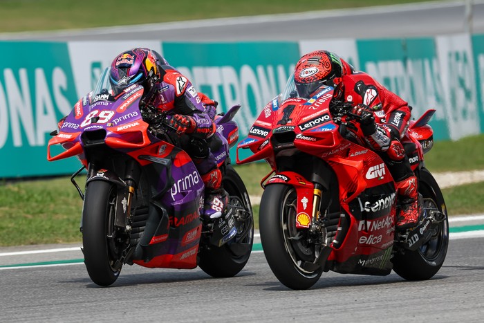 SEPANG, SGR - NOVEMBER 03: Jorge Martin of Prima Pramac Racing and Francesco Bagnaia of Ducati Lenovo Team in action during the MotoGP class race of the Petronas Grand Prix of Malaysia  held on November 03,2024 at Petronas Sepang International Circuit in Sepang, Malaysia.( (Photo by Hazrin Yeob Men Shah/Icon Sportswire via Getty Images)