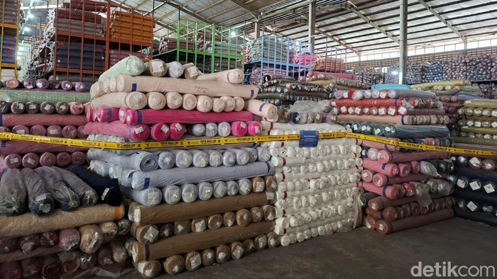 Menteri Perdagangan (Mendag) Budi Santoso bersama Satuan Tugas (Satgas) Pengawasan Barang Impor Ilegal melakukan ekspose hasil pengamanan produk tekstil yang terduga impor ilegal berupa kain gulungan sebanyak 90.000 rol. Dari hasil penindakan tersebut, secara keseluruhan diperkirakan nilai barang sebesar Rp 90 miliar.