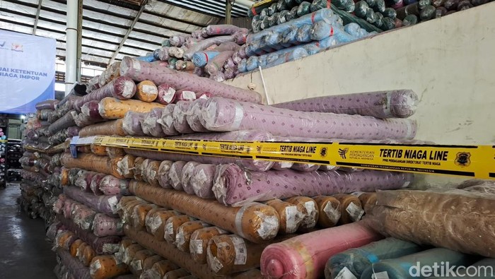 Menteri Perdagangan (Mendag) Budi Santoso bersama Satuan Tugas (Satgas) Pengawasan Barang Impor Ilegal melakukan ekspose hasil pengamanan produk tekstil yang terduga impor ilegal berupa kain gulungan sebanyak 90.000 rol. Dari hasil penindakan tersebut, secara keseluruhan diperkirakan nilai barang sebesar Rp 90 miliar.