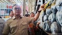 Mendag Budi Santoso bersama Satgas Pengawasan Barang Impor Ilegal melakukan ekspose hasil pengamanan produk tekstil yang terduga impor ilegal berupa kain gulungan sebanyak 90.000 rol, Jumat (8/11/2024).