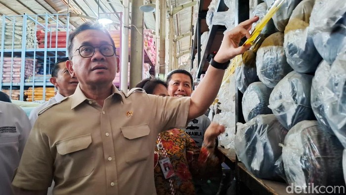 90 Ribu Rol Kain Gulungan dari China Disita Kemendag! Menteri Perdagangan (Mendag) Budi Santoso bersama Satuan Tugas (Satgas) Pengawasan Barang Impor Ilegal melakukan ekspose hasil pengamanan produk tekstil yang terduga impor ilegal berupa kain gulungan sebanyak 90.000 rol. Dari hasil penindakan tersebut, secara keseluruhan diperkirakan nilai barang sebesar Rp 90 miliar.