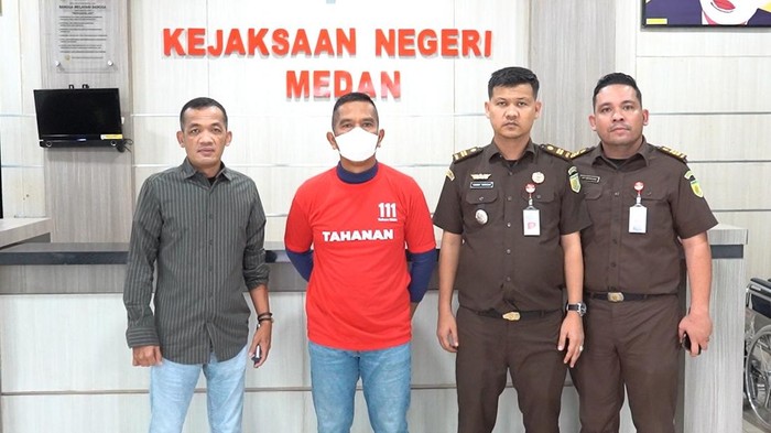 Achiruddin saat hendak dibawa ke Rutan Tanjung Gusta. (Dok. Kejari Medan)