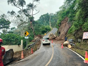 Batu Raksasa Sempat Lumpuhkan Jalur Cianjur-Ciwidey Selama 14 Jam