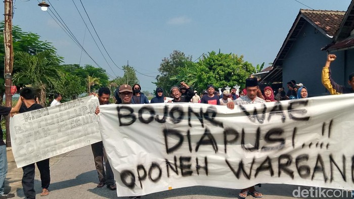 Aksi demo warga Taji, Klaten, menuntut Kades mundur, Jumat (8/11/2024).