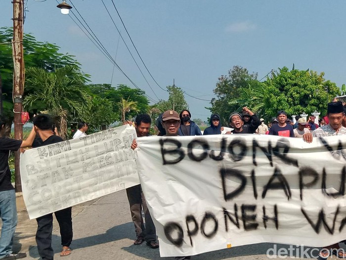 Aksi demo warga Taji, Klaten, menuntut Kades mundur, Jumat (8/11/2024).