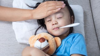 Mandikan Anak Saat Demam Ternyata Ada Manfaatnya, Tapi Catat Saran Dokter