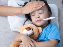 Mandikan Anak Saat Demam Ternyata Ada Manfaatnya, Tapi Catat Saran Dokter