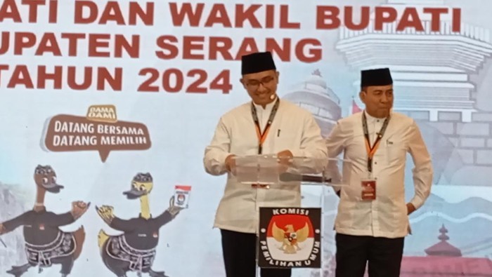 Pasangan Andika Hazrumy-Nanang Supriatna dalam debat Pilbup Serang 2024, Jumat (8/11/2024).
