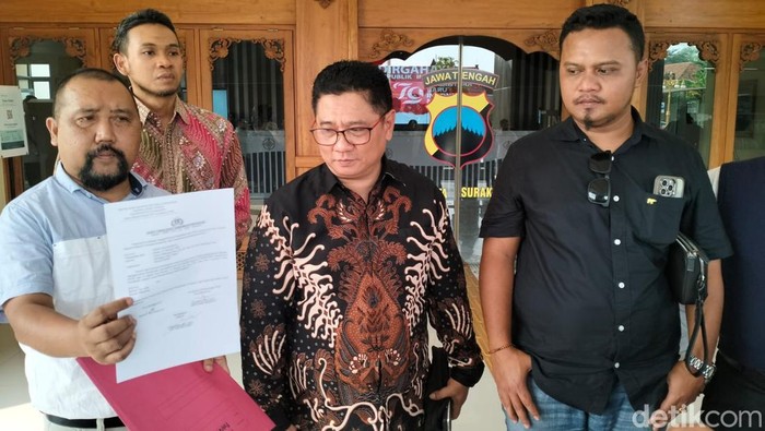Ferry Ruhananto (kanan), didampingi kuasa hukumnya Zainal Abidin (tengah), dan anggota Peradi Solo Badrus Zaman (kanan), saat di Mapolresta Solo, Jumat (7/11/2024).
