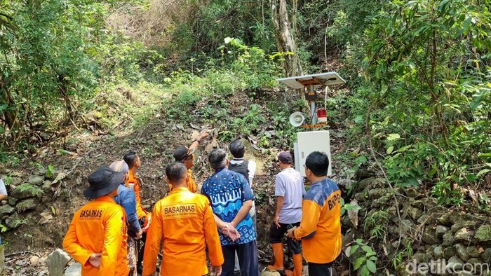 Anggota SAR mengecek lokasi retakan ranah di bukit merak kompleks makam raja-raja di Imogiri, Bantul, Jumat (8/11/2024).