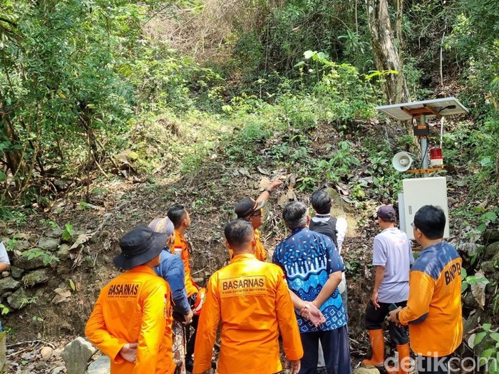 Anggota SAR mengecek lokasi retakan ranah di bukit merak kompleks makam raja-raja di Imogiri, Bantul, Jumat (8/11/2024).