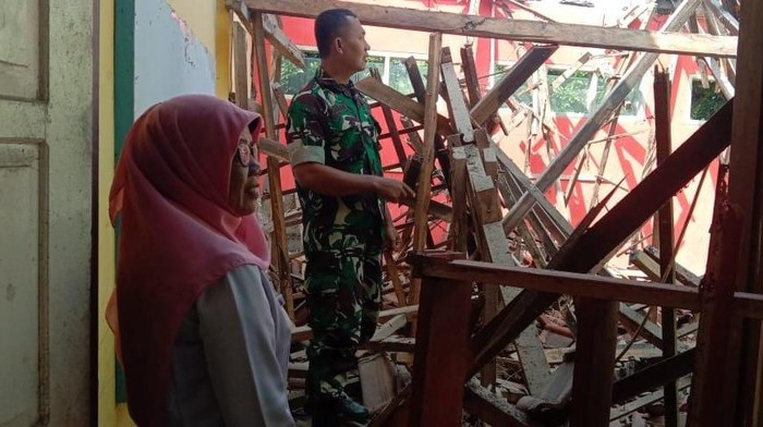 Atap ruang kelas SD di Pangandaran ambruk