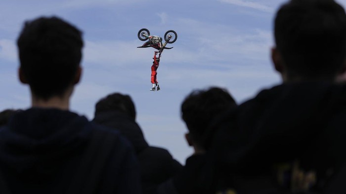 Atraksi Motocross Melayang-layang di Langit Italia Riders perform during a freestyle motocross show at the EICMA exhibition motorcycle fair in Rho, outskirt of Milan, Italy, Thursday, Nov. 7, 2024. (AP Photo/Luca Bruno)