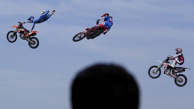 Atraksi Motocross Melayang-layang di Langit Italia