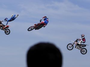 Atraksi Motocross Melayang-layang di Langit Italia