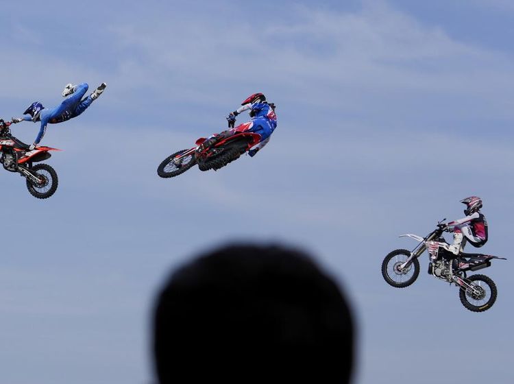 Atraksi Motocross Melayang-layang di Langit Italia