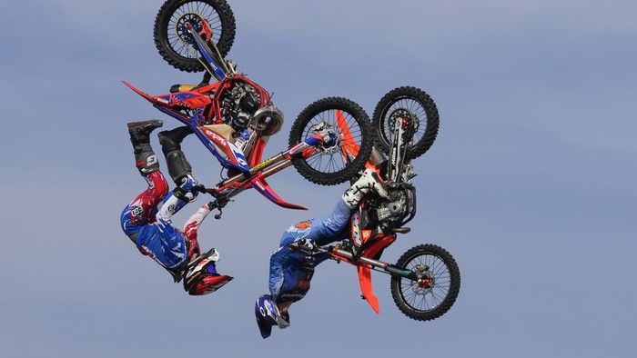 Riders perform during a freestyle motocross show at the EICMA exhibition motorcycle fair in Rho, outskirt of Milan, Italy, Thursday, Nov. 7, 2024. (AP Photo/Luca Bruno)