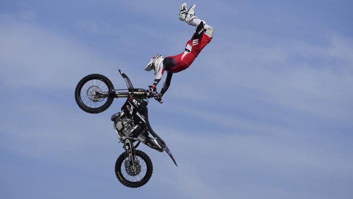 Atraksi Motocross Melayang-layang di Langit Italia Riders perform during a freestyle motocross show at the EICMA exhibition motorcycle fair in Rho, outskirt of Milan, Italy, Thursday, Nov. 7, 2024. (AP Photo/Luca Bruno)