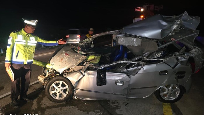 Ayla dikendarai anggota PJR Polda Lampung kecelakaan di tol.