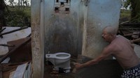 Kondisi kamar mandi yang hancur diterjang Badai Rafael.