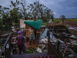 Badai Rafael Hantam Rumah-rumah Warga di Kuba