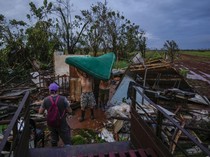 Badai Rafael Hantam Rumah-rumah Warga di Kuba