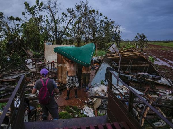Badai Rafael Hantam Rumah-rumah Warga di Kuba