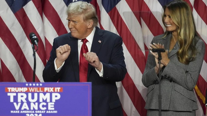 Bingkai Sepekan: Trump Kembali Menguasai AS Republican Presidential nominee former President Donald Trump dances as former first lady Melania Trump watches at the Palm Beach County Convention Center during an election night watch party, Wednesday, Nov. 6, 2024, in West Palm Beach, Fla. (AP Photo/Lynne Sladky)