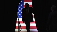 Banyak simpatisan Demokrat takut jika Trump kembali menjabat. Tetapi Harris mendorong mereka untuk tidak diliputi kesedihan. (AP Photo/Evan Vucci)