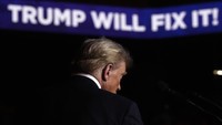 Trump sendiri terus mengobarkan komitmen untuk menghentikan perang Rusia-Ukraina serta Israel di Gaza. Terkait Rusia, Trump sempat berencana melakukan penghentian pengiriman bantuan senjata kepada Kyiv bila negara itu tidak melakukan perundingan damai dengan Moskow. Namun, hal ini bukan berarti bahwa Ukraina perlu menyerahkan wilayahnya kepada Rusia. Akan tetapi Kyiv harus paham bahwa dengan posisi saat ini akan sulit bagi negara itu untuk mendapatkan kembali kendali efektif atas seluruh wilayahnya. (AP Photo/Julia Demaree Nikhinson)