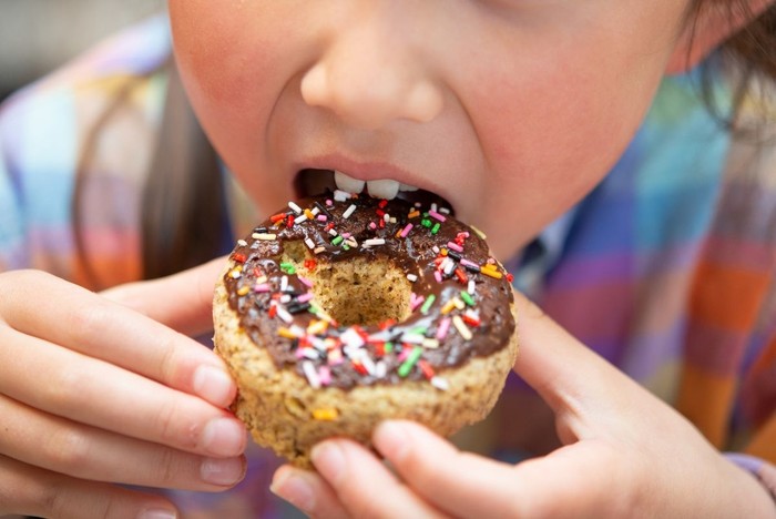 Bocah 12 Tahun Ini Buta Karena Terlalu Sering Makan Donat dan Burger