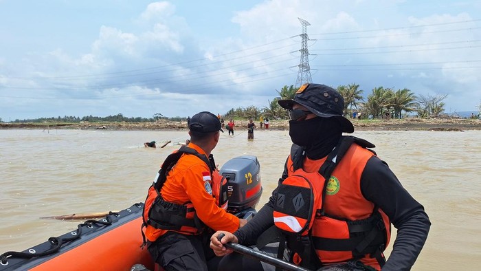 Tim SAR gabungan melakukan pencarian terhadap siswa SD yang dilaporkan hilang dengan menyisir perairan Pantai Bedahan Gombol, Kecamatan Kesugihan, Kabupaten Cilacap, Jumat (8/11/2024).