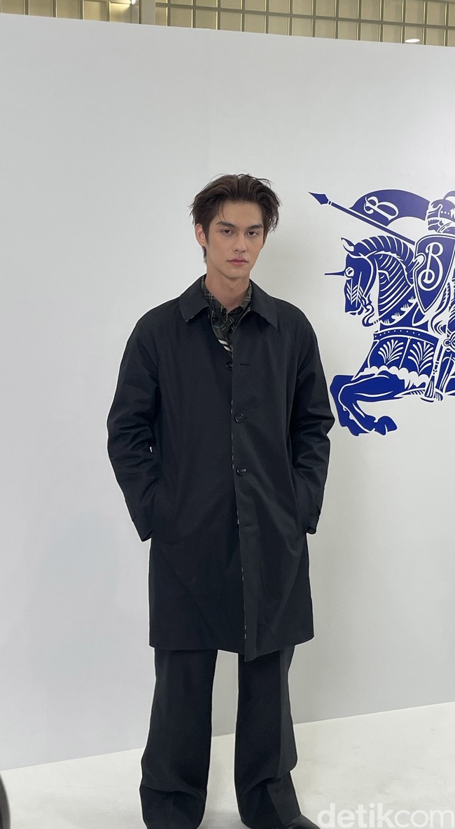 Kedatangan Bright Vachirawit sendiri merupakan bagian dari kampanye outerwear ‘It’s Always Burberry Weather’. Kali ini brand asal Inggris tersebut tengah merayakan sejarah Trench Coat ikonik mereka yang sudah dimulai sejak 1927. Foto: Rahmi Anjani/Wolipop