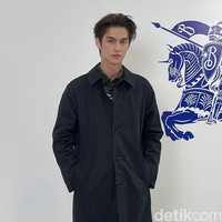 Kedatangan Bright Vachirawit sendiri merupakan bagian dari kampanye outerwear ‘It’s Always Burberry Weather’. Kali ini brand asal Inggris tersebut tengah merayakan sejarah Trench Coat ikonik mereka yang sudah dimulai sejak 1927. Foto: Rahmi Anjani/Wolipop