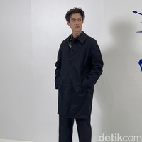 Karena itu, Bright hadir mengenakan coat di mana pemain ‘Love You to Debt’ itu berhasil membawa nafas modern dan youth pada gaya yang klasik. Tampil serba hitam, pria 27 tahun tersebut mengenakan kemeja dengan motif khas Burberry yang melengkapi penampilannya tampannya. Foto: Rahmi Anjani/Wolipop
