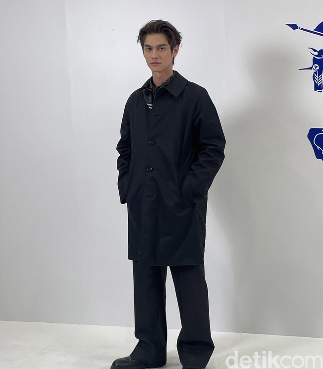 Kehadiran Bright disambut antusias oleh para penggemar yang telah menunggunya. Begitu masuk, pemain serial 2gether tersebut langsung disapa dengan teriakan histeris.  Foto: Rahmi Anjani/Wolipop