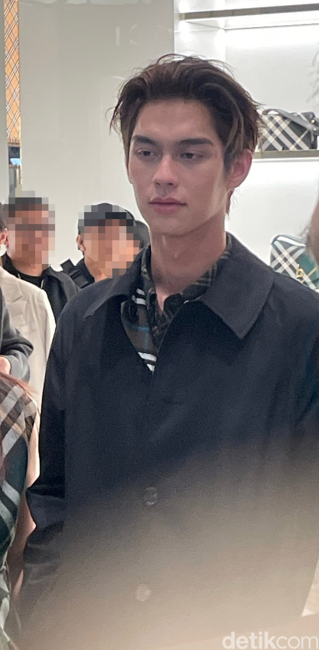 Bright Vachirawit tengah berkunjung ke Jakarta. Aktor dan penyanyi kenamaan Thailand itu semalam tampil stylish ketika menghadiri acara di butik Burberry, Senayan City, Jakarta Selatan, Kamis, (7/11/2024). Foto: Rahmi Anjani/Wolipop