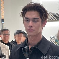 Bright Vachirawit tengah berkunjung ke Jakarta. Aktor dan penyanyi kenamaan Thailand itu semalam tampil stylish ketika menghadiri acara di butik Burberry, Senayan City, Jakarta Selatan, Kamis, (7/11/2024). Foto: Rahmi Anjani/Wolipop