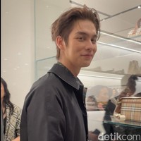 Begini gayanya saat memasuki butik di mana tengah digelar mini eksibisi yang menampilkan outerwear ikonik Burberry dari masa ke masa. Foto: Rahmi Anjani/Wolipop