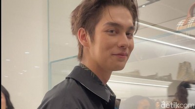 8 Gaya Tampan Bright Vachirawit di Acara Burberry Jakarta, Bikin Fans Histeris