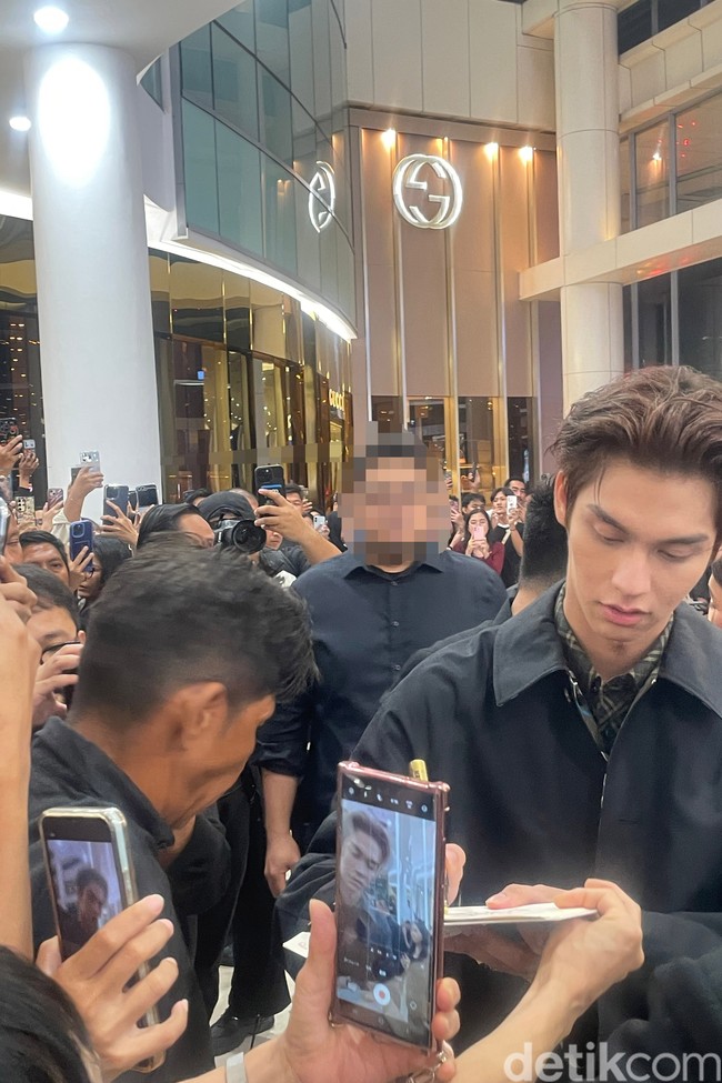 Saat keluar acara, Bright pun menyempatkan diri untuk menyapa penggemarnya di semua bagian.   Ia pun menyambut ramah antusias fans dan memberikan tanda tangan.   Foto: Rahmi Anjani/Wolipop