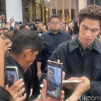 Saat keluar acara, Bright pun menyempatkan diri untuk menyapa penggemarnya di semua bagian.   Ia pun menyambut ramah antusias fans dan memberikan tanda tangan.   Foto: Rahmi Anjani/Wolipop