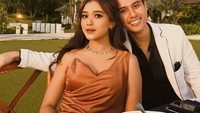 Brisia Jodie juga sosok yang senang bersosialisasi dengan sahabatnya. Datang ke acara pernikahan dimanfaatkan untuk makan bersama teman-temannya yang jarang dijumpai. Foto: Instagram/birisajodie96